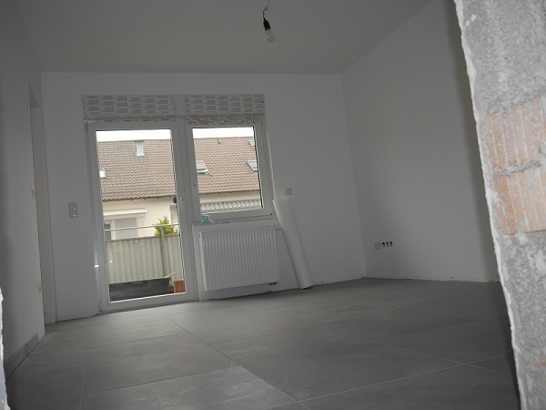 Esszimmer mit Zugang zum Balkon