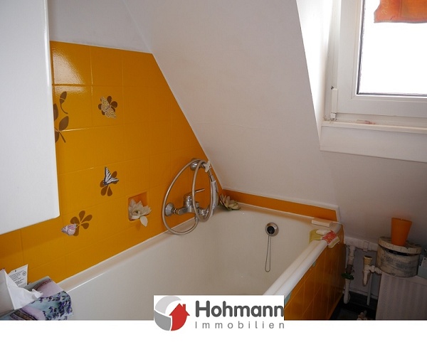 Badezimmer mit Wanne 