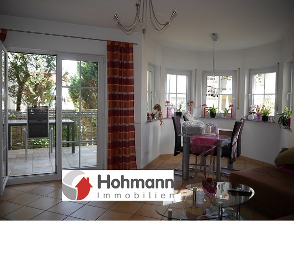Wohnzimmer mit Zugang zurTerrasse/Garten