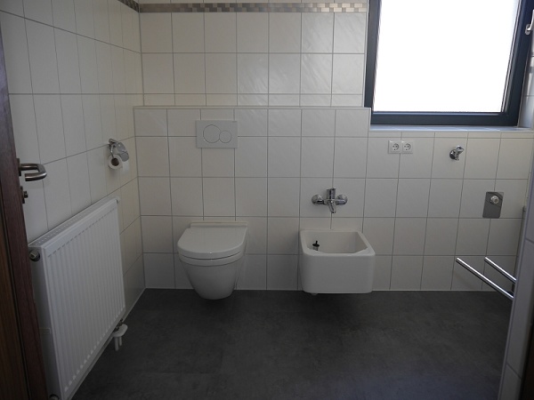 helles Badezimmer mit Wanne helles Badezimmer mit Wanne
